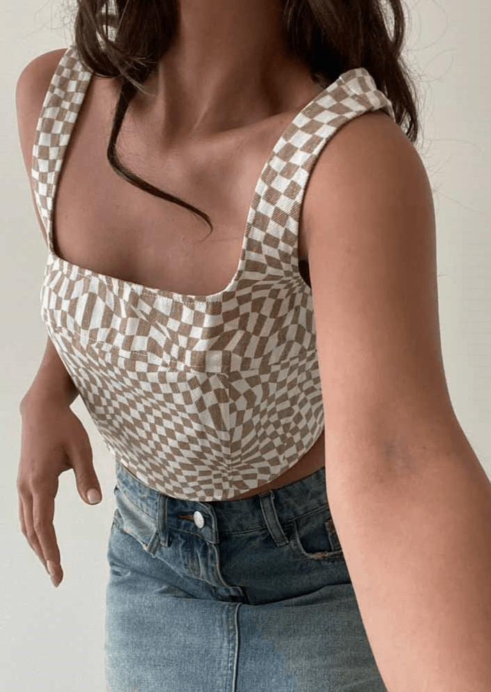 This printed square neck bustier top hugs your body in all the right places, adding a touch of glamour to any ensemble. Plus, the back zipper makes it super easy to slip on and off.